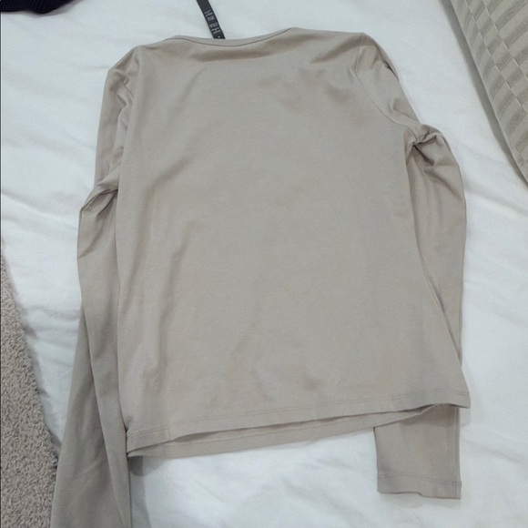Vuori Light Tan Long Sleeve Top - Picture 4 of 4